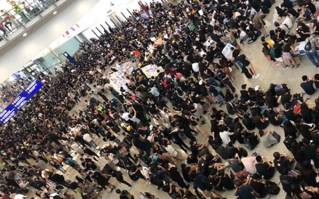 Protestantes no aeroporto de Hong Kong
