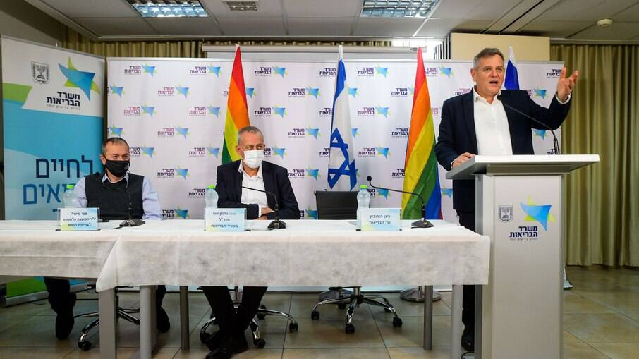Em coletiva de imprensa, ministro da saúde de Israel comunica proibição de terapias de conversão