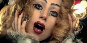 Lady Gaga entrega pizza para fãs em porta de hotel; assista