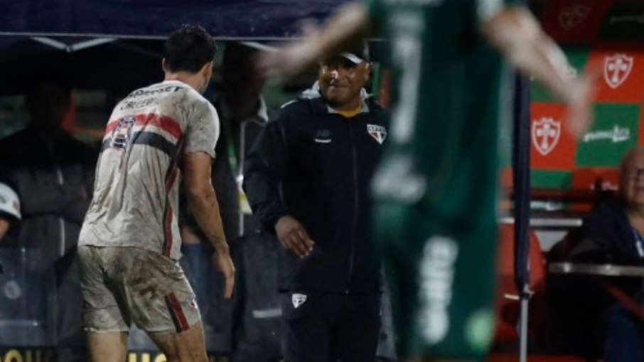 Calleri e Roger comemoram gol do São Paulo