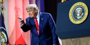 Trump expulsa sem-tetos da capital dos EUA para deixá-la “bonita”