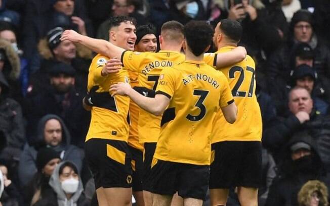 Wolverhampton vence e ultrapassa Tottenham na Premier League