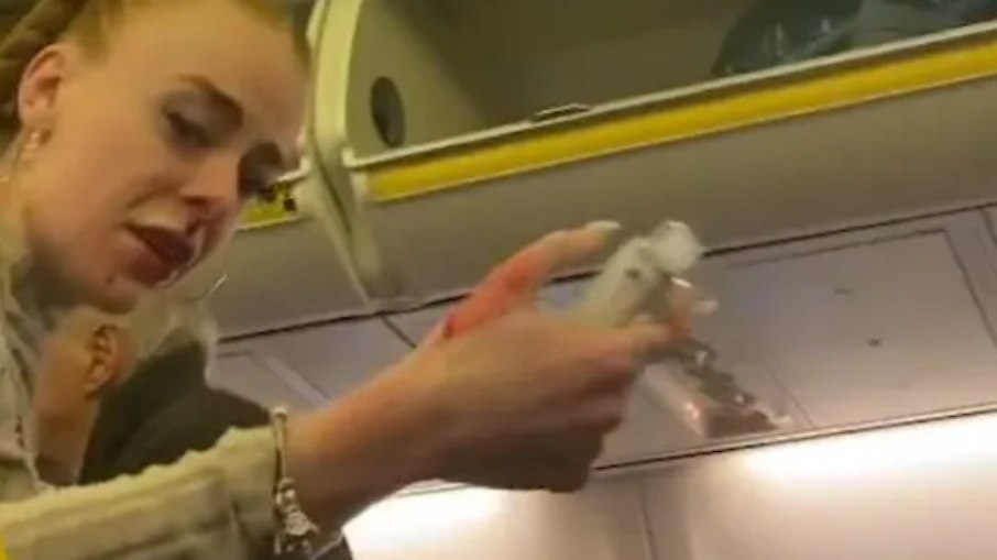 Uma mulher ficou sangrando após briga em voo na Europa