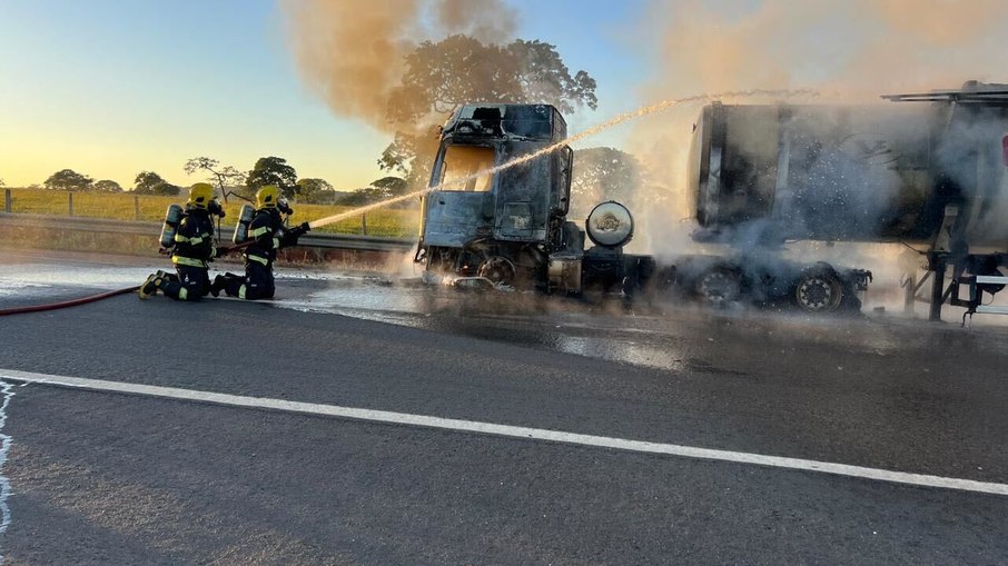 Bombeiros apagaram o incêndio Bombeiros apagaram o incêndio