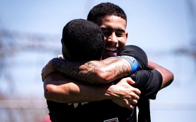 Capitão Gustavo Guimarães corre para o abraço após abrir o placar para o Vasco contra o Botafogo