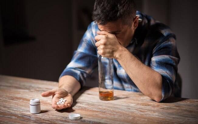 Misturar álcool e medicamentos pode resultar na potencialização ou na anulação dos efeitos do remédio