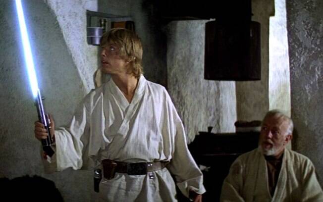 Obi-Wan Kenobi presenteia Luke Skywalker com seu sabre de luz