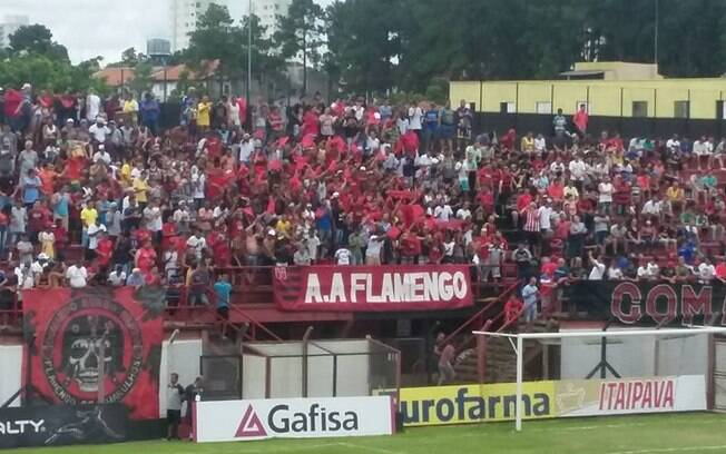 Torcida do Flamengo de Guarulhos em clássico local pela Copa São Paulo.
