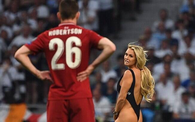Modelo Kinsey Wolanski invadiu a final da Champions entre Liverpool e Tottenham, na Espanha