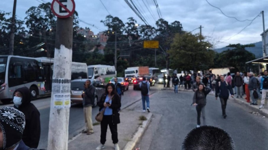 Ônibus derrama óleo e trava trânsito na Brasilândia em São Paulo
