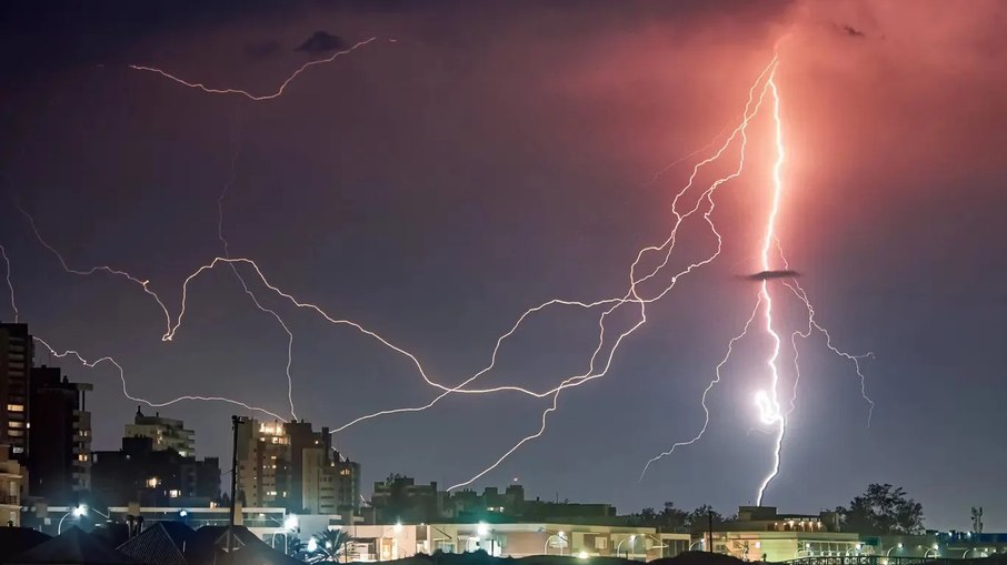 Frente quente trará chuva, raios e risco de granizo Frente quente trará chuva, raios e risco de granizo