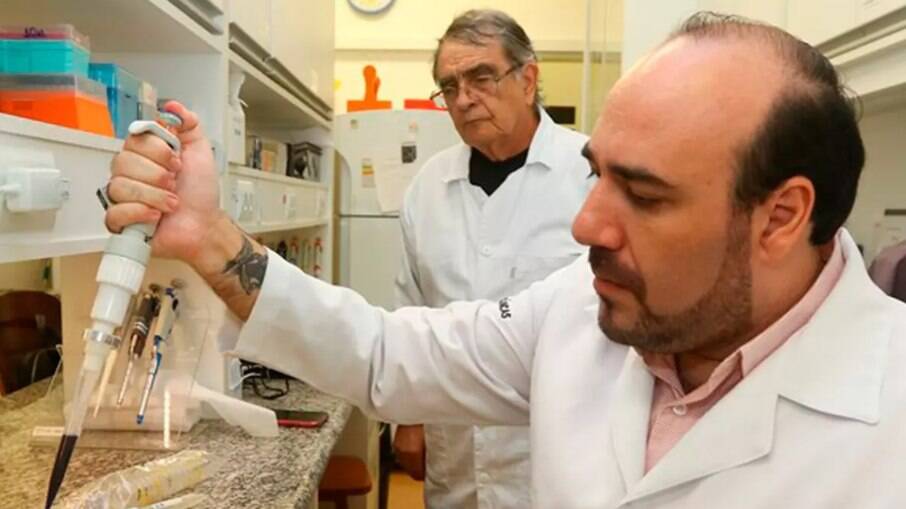 Cientistas da Unicamp durante o desenvolvimento de medicamento para câncer.