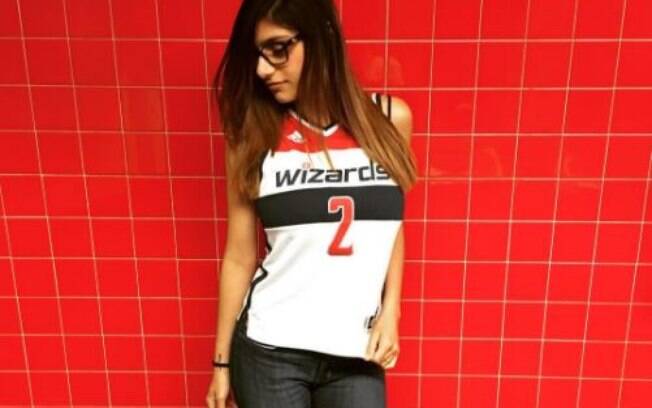 Mia Khalifa com camisa do Washington Wizards. Ela deixou o mundo pornô para fazer comentários esportivos
