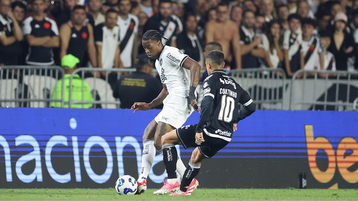 Em clássico agitado, Vasco e Botafogo empatam em São Januário Em clássico agitado, Vasco e Botafogo empatam em São Januário