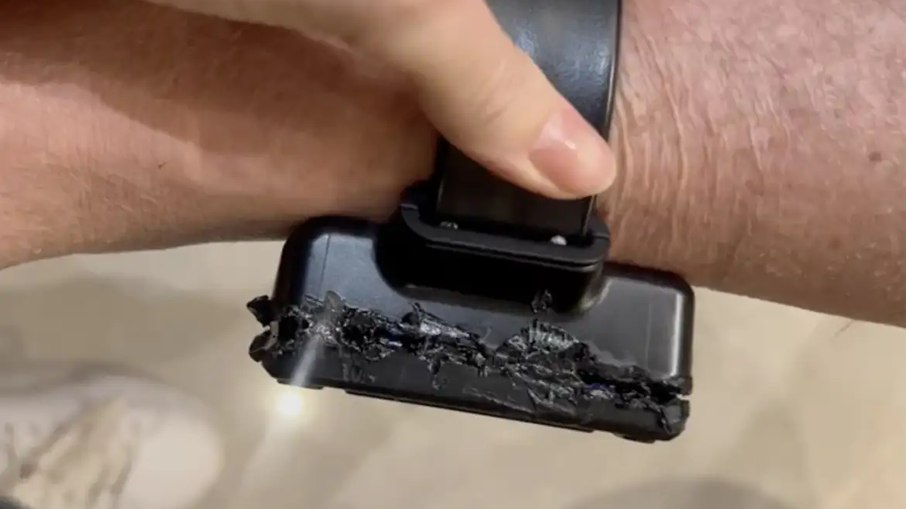 Agentes registraram imagens do estrago na tornozeleira eletrônica de Bolsonaro Agentes registraram imagens do estrago na tornozeleira eletrônica de Bolsonaro