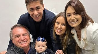 Climão em família? Carlos reclama de foto de Bolsonaro com bebê de Nikolas