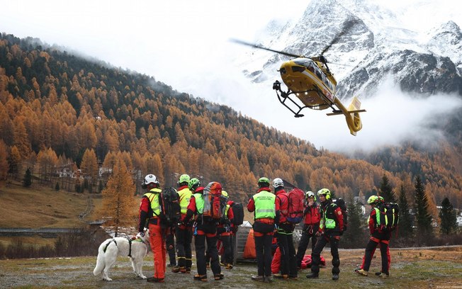 Equipes de busca durante operação de resgate dos corpos das duas vítimas que estavam desaparecidas