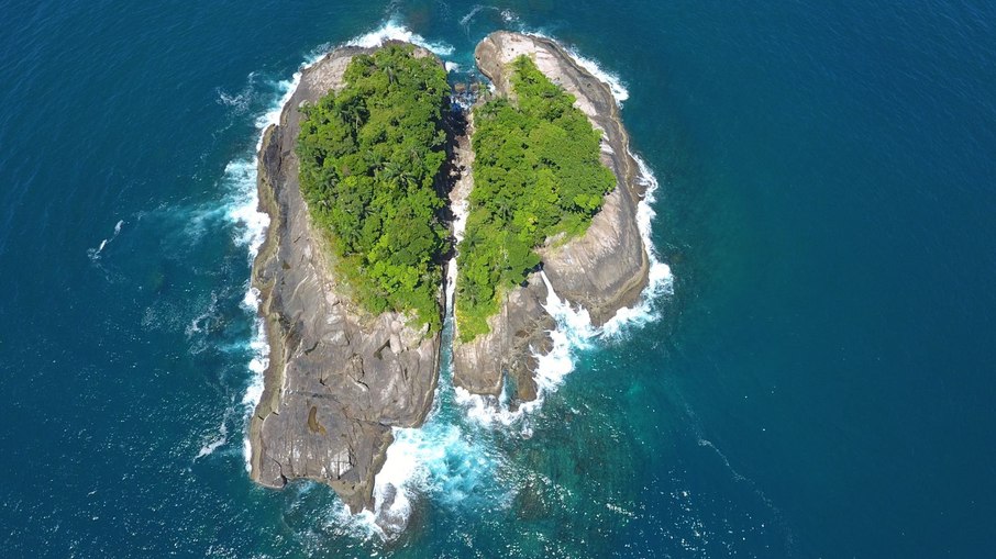 Ilha Rachada, em Ubatuba, tem formato de coração