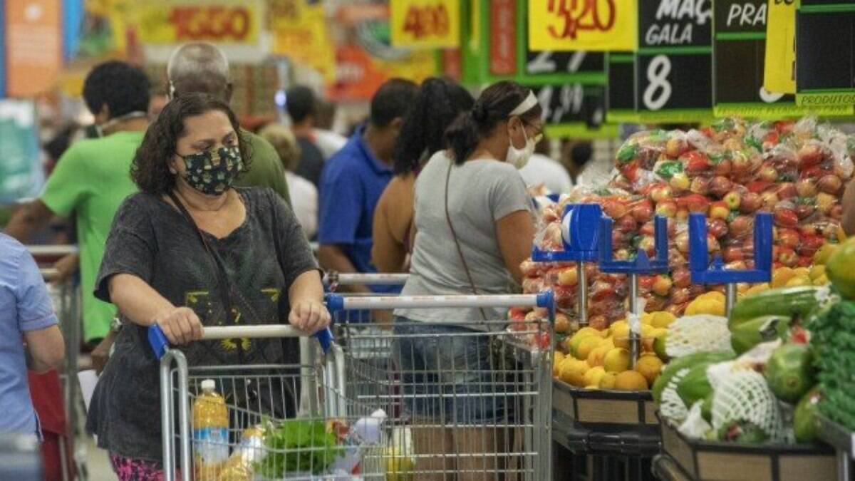 74% dos brasileiros antecipam salário para comprar comida, diz estudo