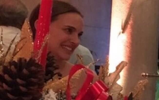 Natalie Portman durante festa de celebração do natal na capital carioca com sua família