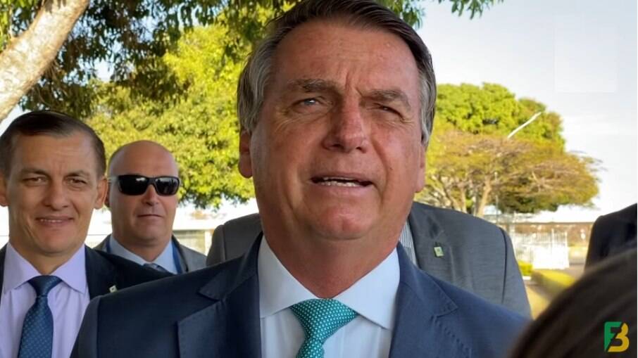 Presidente Jair Bolsonaro (sem partido) em conversa com apoiadores