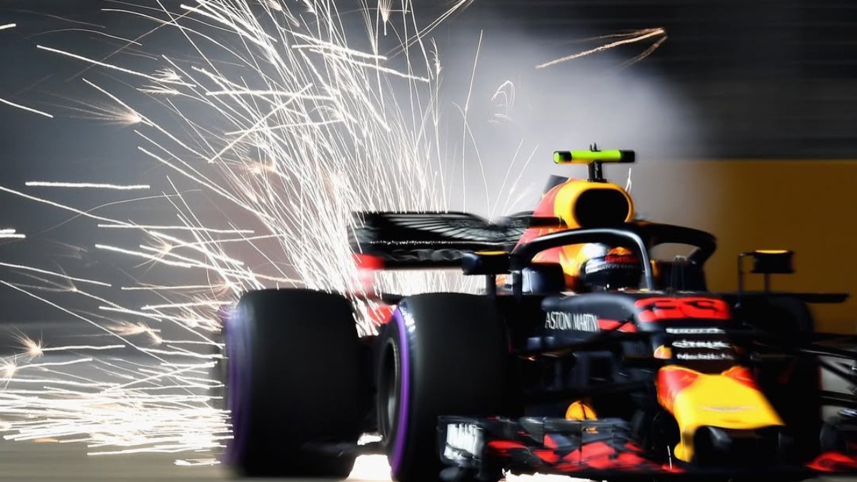 Max Verstappen, ainda quando corria com o número 33, sob as luzes de Singapura