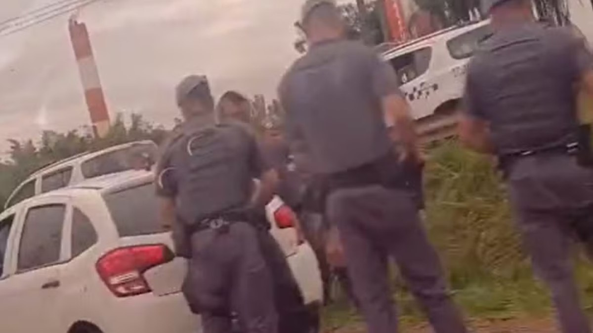 Um dos criminosos morreu durante o confronto e uma mulher grávida foi atingida de raspão por um disparo Um dos criminosos morreu durante o confronto e uma mulher grávida foi atingida de raspão por um disparo
