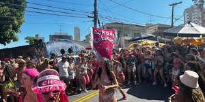 Bloco do Cordão Cheiroso inicia segunda de Carnaval