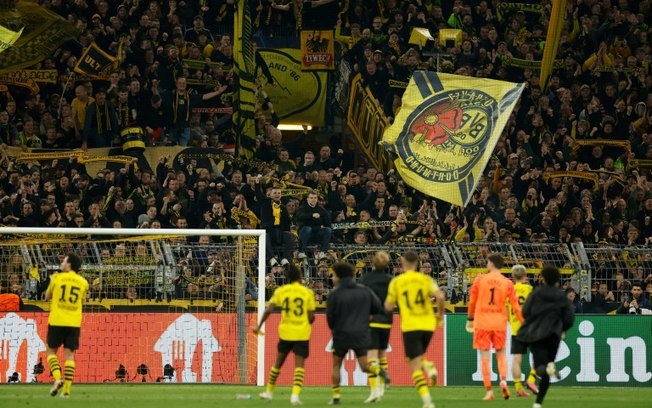 Jogadores do Borussia Dortmund comemoram a vitória (4 a 2) sobre o Atlético de Madrid no jogo de volta das quartas de final da Liga dos Campeões, no dia 16 de abril de 2024