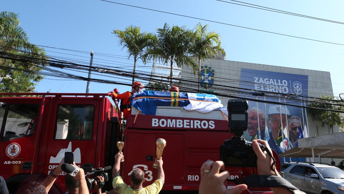 Corpo de Zagallo foi levado até o cemitério por um carro dos Bombeiros