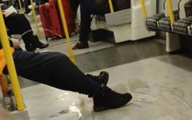 O passageiro foi filmado urinando no metrô