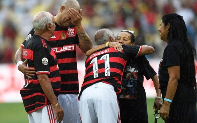 O ex-jogador Adriano, junto com os ídolos Junior e Romário, chora na presença de familiares durante o jogo de despedida entre antigos craques do Flamengo e do campeonato italiano, no Maracanã, no Rio de Janeiro, em 15 de dezembro de 2024