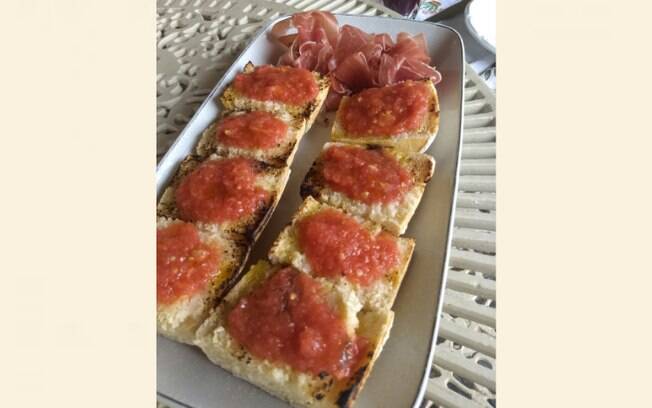 Pan con tomate é tradicional da Espanha e ideal para comer em grupos. Aprenda a receita do prato