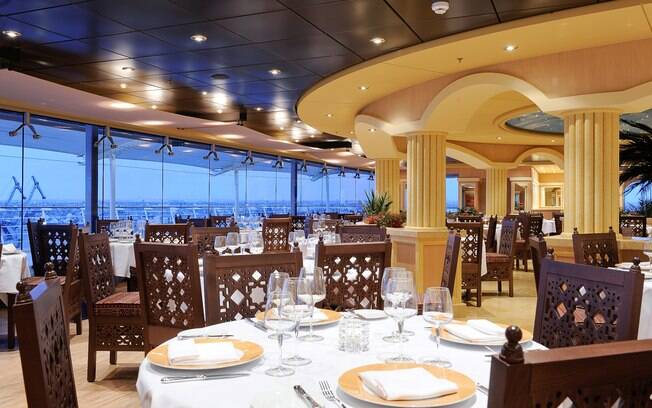 O navio contará com quatro restaurantes e 11 bares  