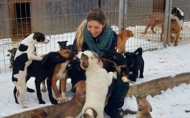 Fotos de Laura com animais resgatados. A protetora de animais percorre a Romênia para salvar cães