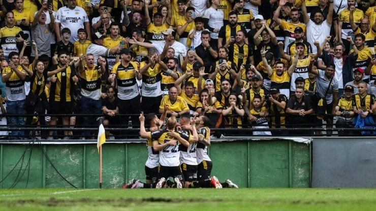 Em jogo da taça, Vitória faz a festa da torcida e complica Sport na Série B