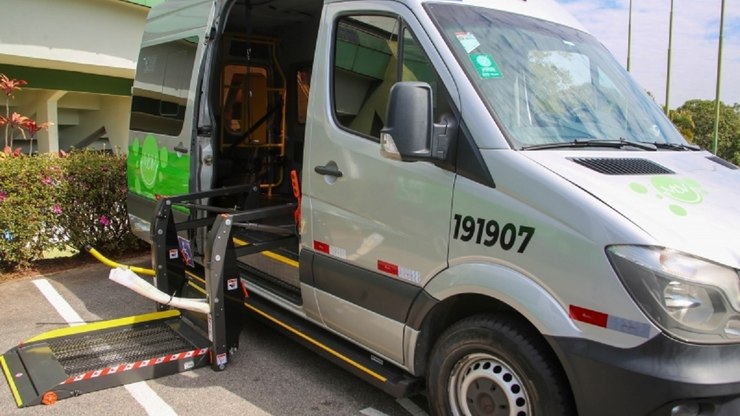 Transporte adaptado atende cadeirantes no 2º turno em Vinhedo