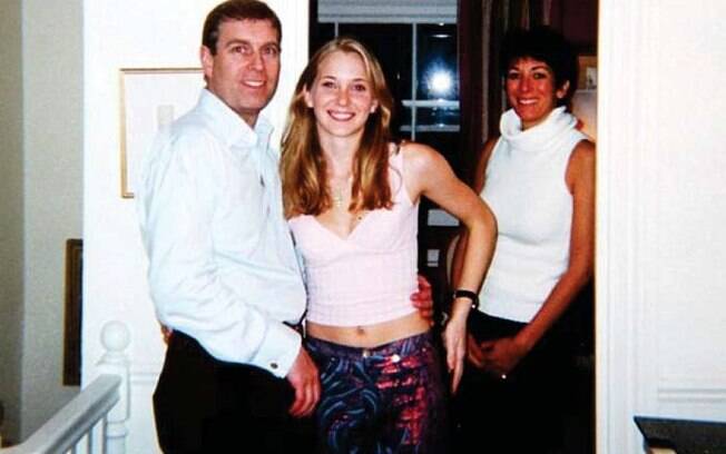 Virginia Roberts posa com Príncipe Andrew na casa da namorada de Epstein