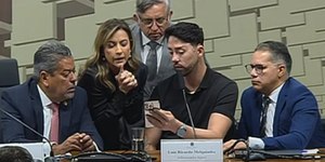 Rico Melquiades joga "Tigrinho" ao vivo durante CPI das apostas
