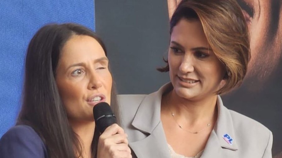 Michelle Bolsonaro ao lado de Amália Barros