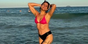 De biquíni de oncinha, Carol Castro mostra abdômen trincado durante folga de novela