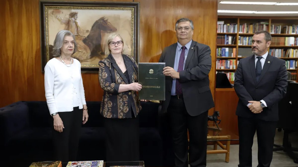 Flávio Dino e Rosa Weber com a réplica da Constituição