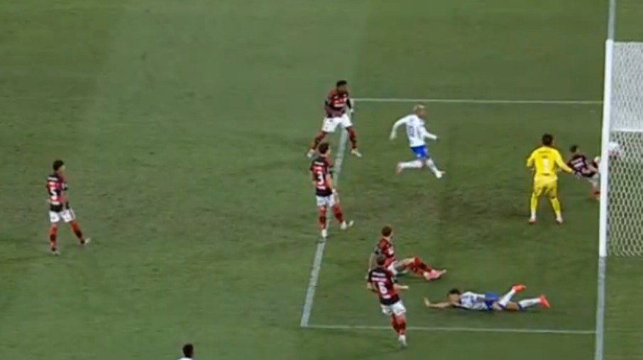 Cruzeirenses reclamam de possível gol contra o Flamengo