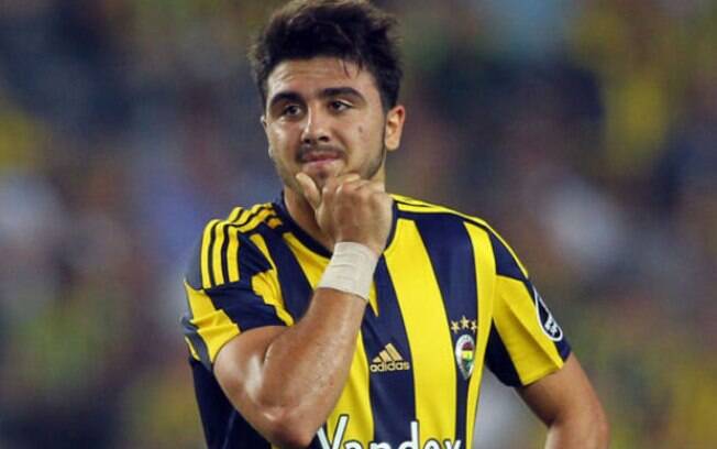 Ozan Tufan é jogador do Fenerbahce e também da seleção turca. Ele tem apenas 22 anos e disputou a última Eurocopa