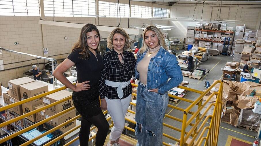 A empresária Carla Araújo, de 44 anos, e as filhas Vitória e Byanca, de 19 e 16, tocam a Patchii Embalagens. A empresária Carla Araújo, de 44 anos, e as filhas Vitória e Byanca, de 19 e 16, tocam a Patchii Embalagens.