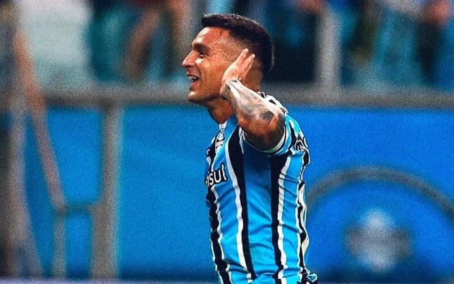 Cristaldo celebra o seu gol, que abriu o placar para os gremistas