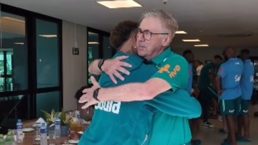 Ancelotti recebe Neymar na apresentação do Brasil em Teresópolis Ancelotti recebe Neymar na apresentação do Brasil em Teresópolis