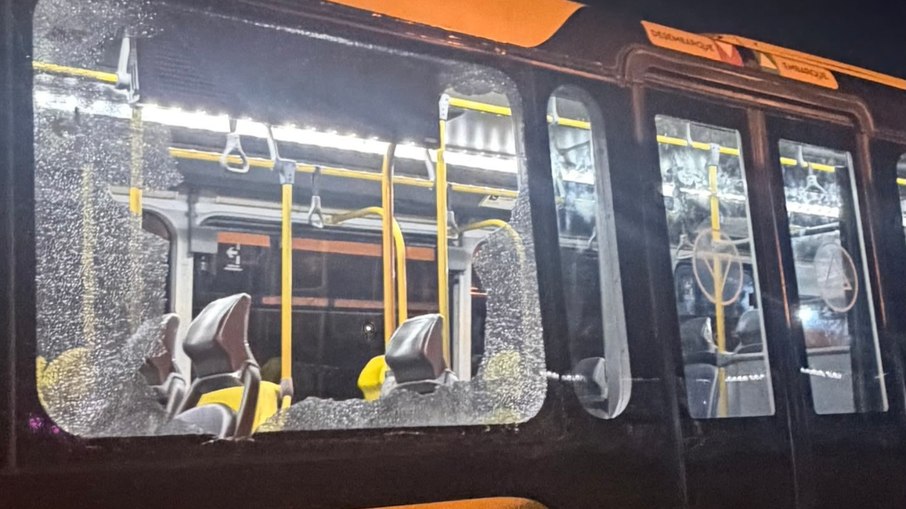 Ônibus vandalizado durante greve dos rodoviários no Rio de Janeiro