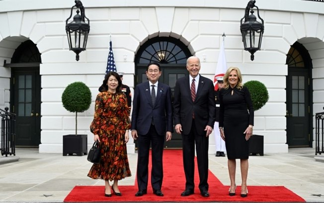 O presidente americano Joe Biden e a primeira-dama Jill Biden dão boas-vindas ao primeiro-ministro japonês, Fumio Kishida, e sua esposa Yuko no Pórtico Sul da Casa Branca em Washington