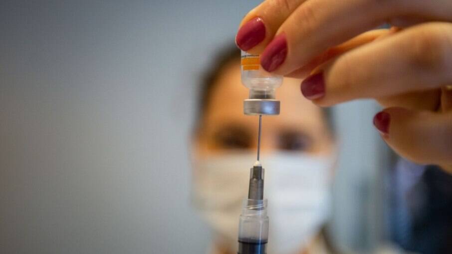 Empresas podem demitir quem não se vacinar? Especialistas comentam